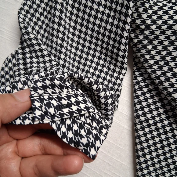 torrid Black and White Houndstooth V-Neck Blouse - Picture 5 of 14